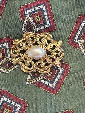 Vintage Gold Filigree Brooch with Pearl Center - Elegant Women's Accent